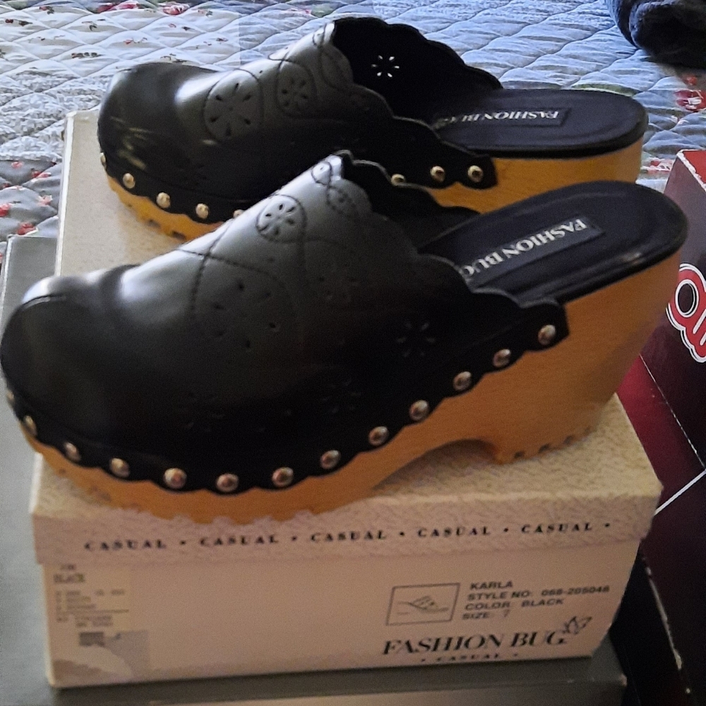 Leather clogs